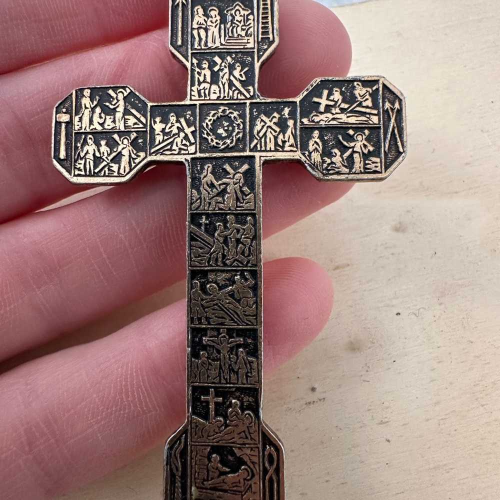 Vintage Gold Tone Crucifix Religious Cross Pendant - Picture 5 of 9